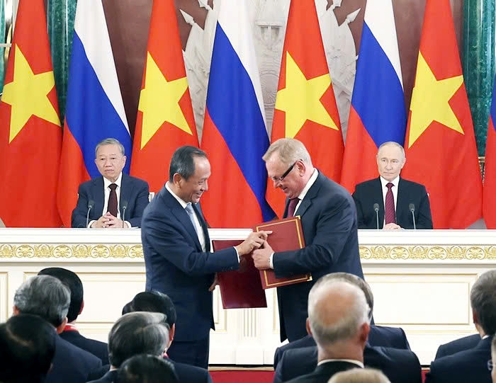 Vietnam Airlines signs MoU on cooperation with VTB Bank of Russia